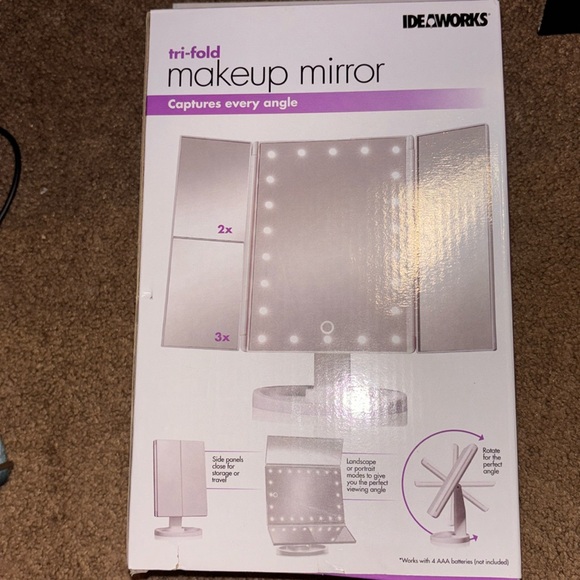 Tri-Fold Makeup Mirror - Picture 1 of 2